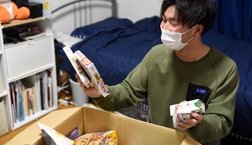 広島経済大学が実家に帰省できない下宿生にささやかな贈り物「生活応援パック」を届けている。