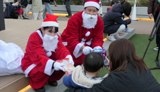 【広電が好き】広電でクリスマス電車が運行中。12/24(火)夕方には、広電西広島(己斐)駅前の｢KOI PLACE｣でサンタが子どもたちにプレゼントを配布するみたい。