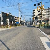 【気になる迂回路は!? 総事業費は!?】2026年1～3月の約3ヵ月間、JR可部線緑井駅横の踏切が、工事で終日全面通行止めに。歩道が5ｍ広くなるみたい。